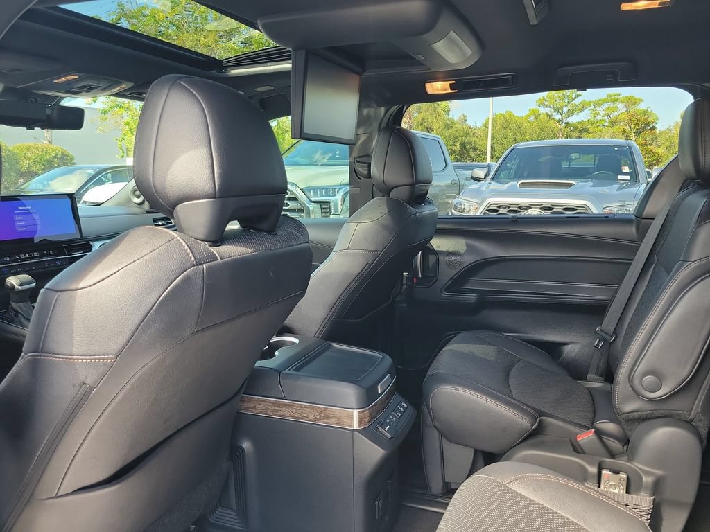 Used 2025 Toyota Sienna Platinum AWD/4WD image 25