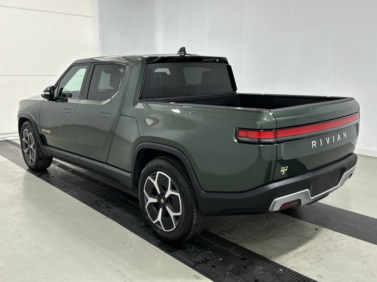 Used 2022 Rivian R1T Adventure image 3