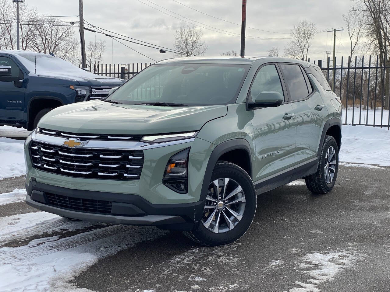 Used 2025 Chevrolet Equinox LT w/ Safety and Technology Package image 2