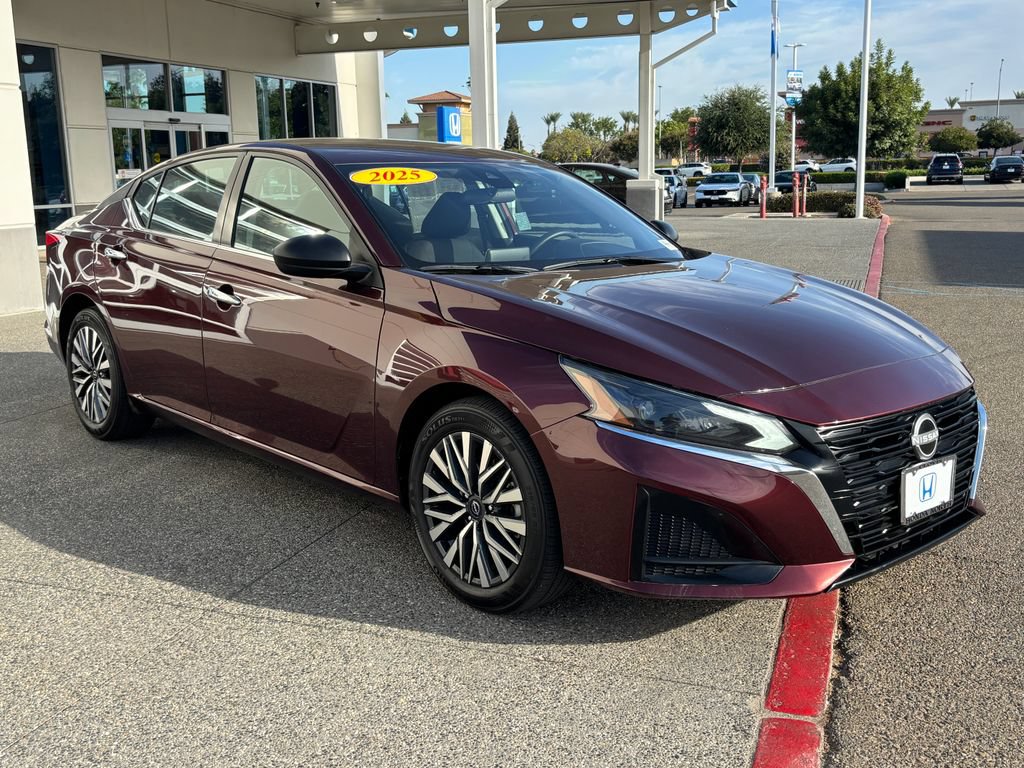 Used 2025 Nissan Altima 2.5 SV FWD image 3