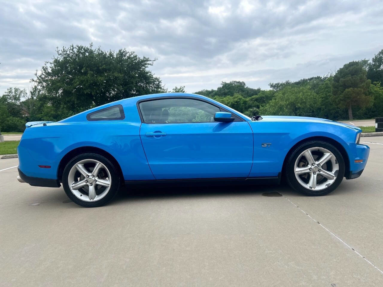 Used 2010 Ford Mustang GT RWD image 5