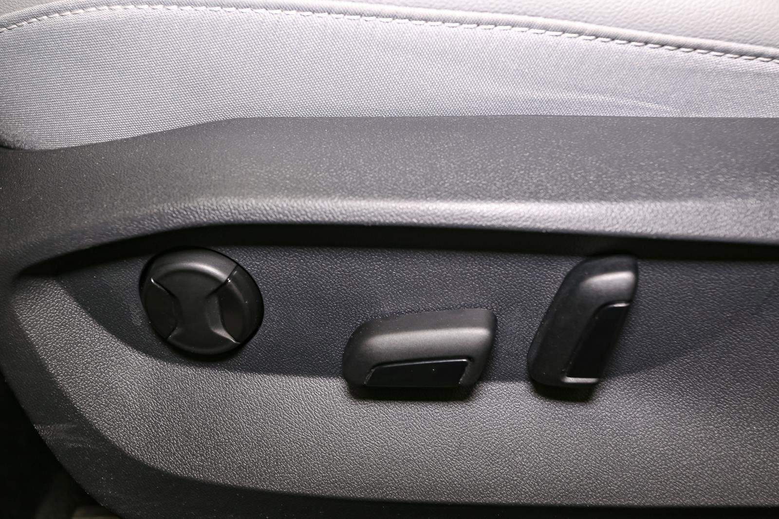 Certified 2022 Volkswagen Taos SE w/ Panoramic Sunroof Package AWD/4WD image 47