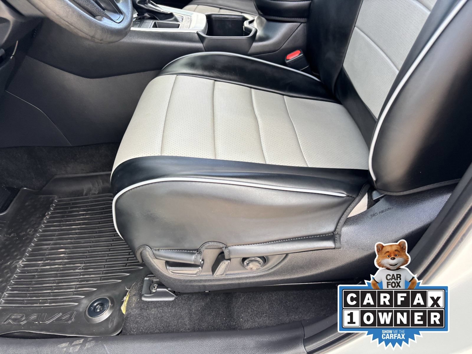 Used 2022 Toyota RAV4 XLE w/ Convenience Package FWD image 22