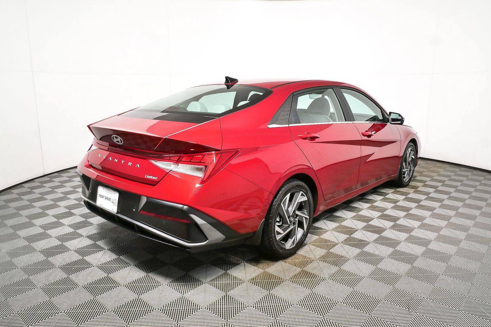 Used 2024 Hyundai Elantra Limited FWD image 3