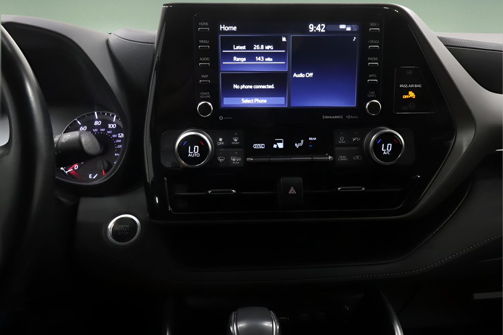 Used 2021 Toyota Highlander LE FWD image 21