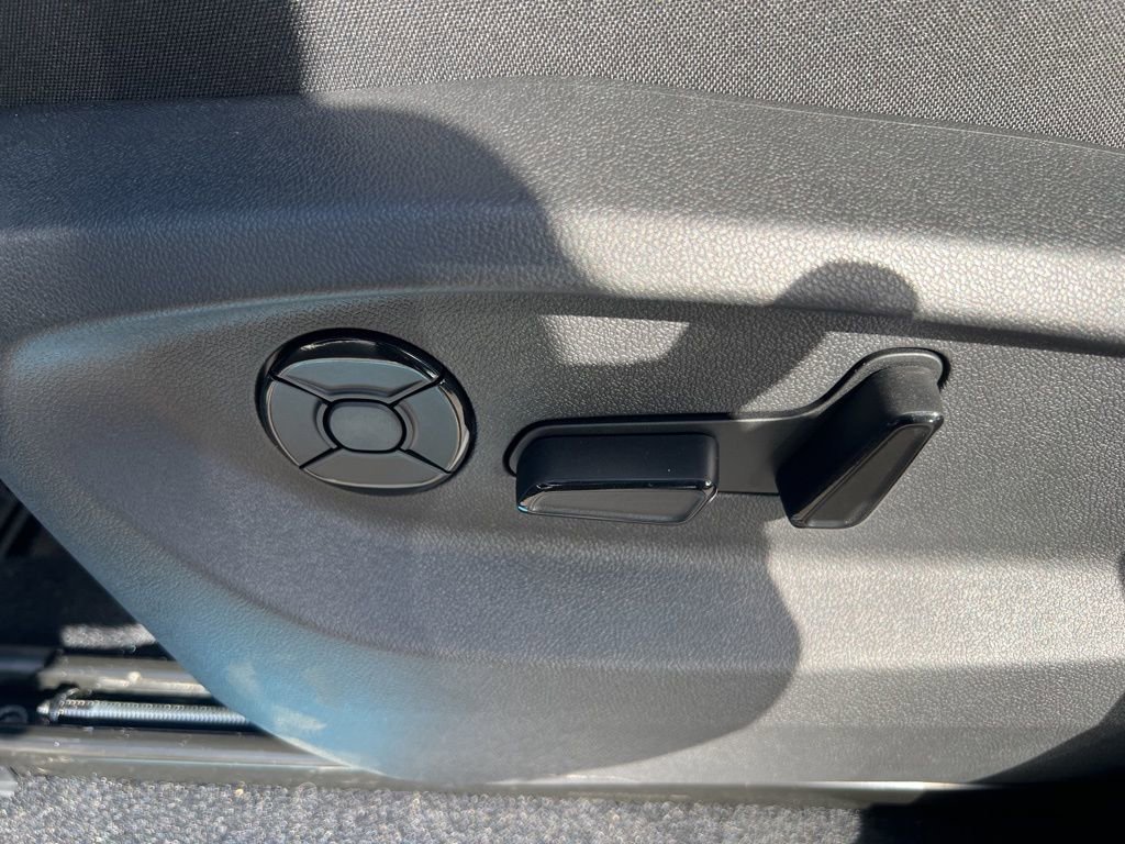 New 2025 Volkswagen Tiguan SE image 18