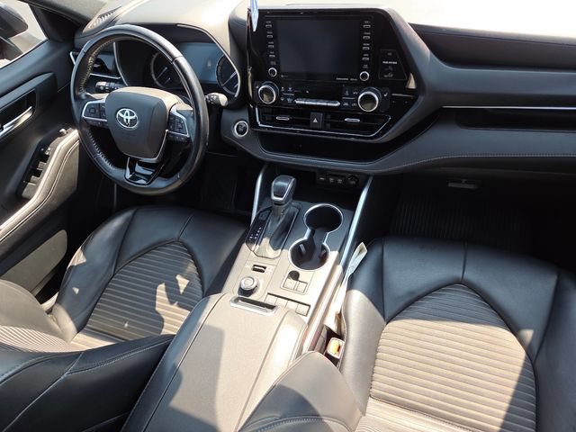Used 2021 Toyota Highlander XSE AWD/4WD image 23