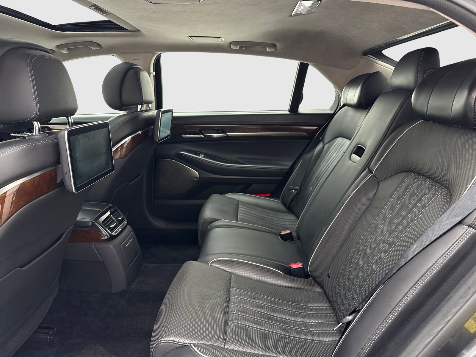Used 2019 Genesis G90 5.0 Ultimate RWD image 39