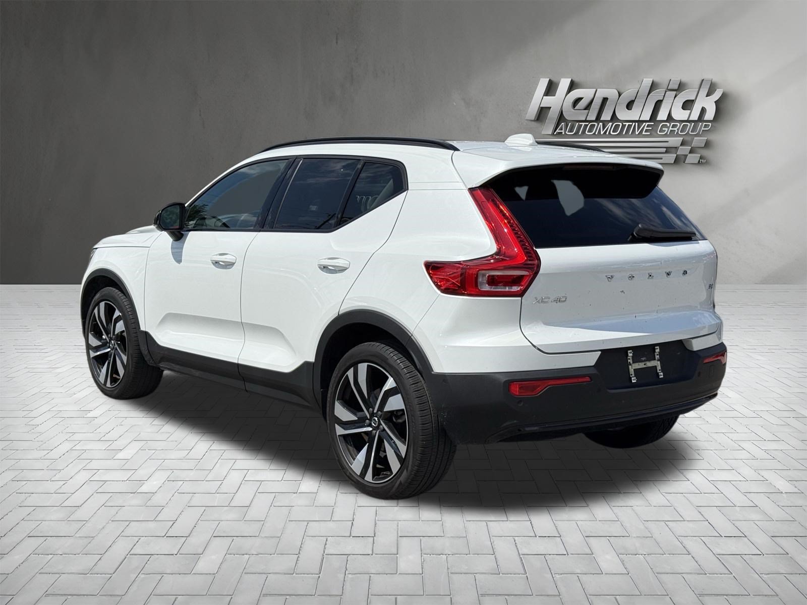 Used 2023 Volvo XC40 B4 Plus w/ Climate Package FWD image 7