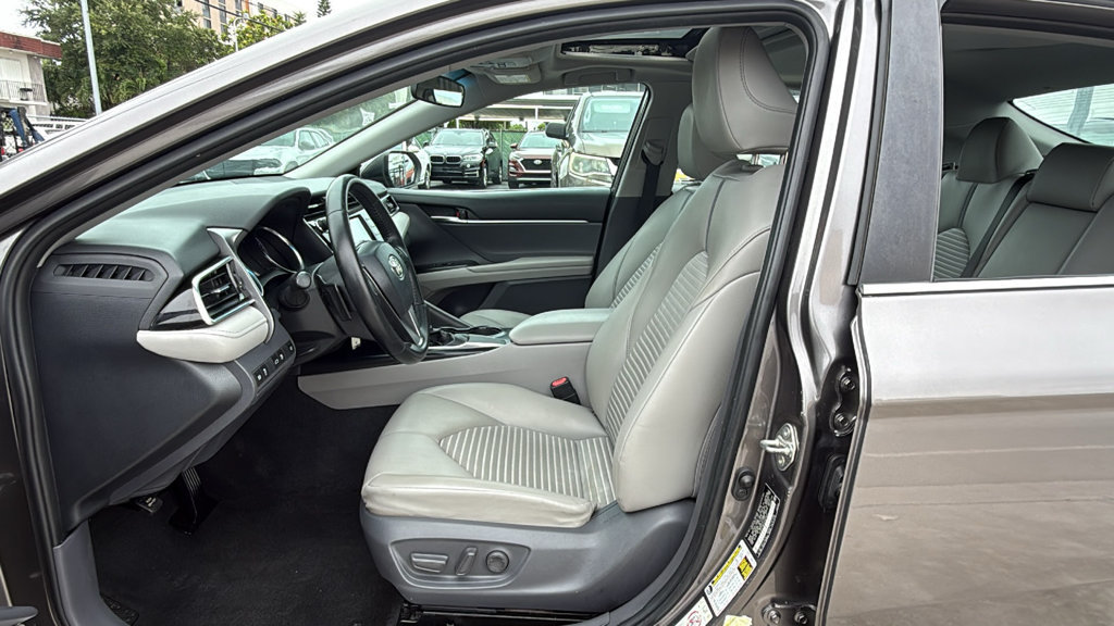 Used 2018 Toyota Camry SE w/ Moonroof Package FWD image 23