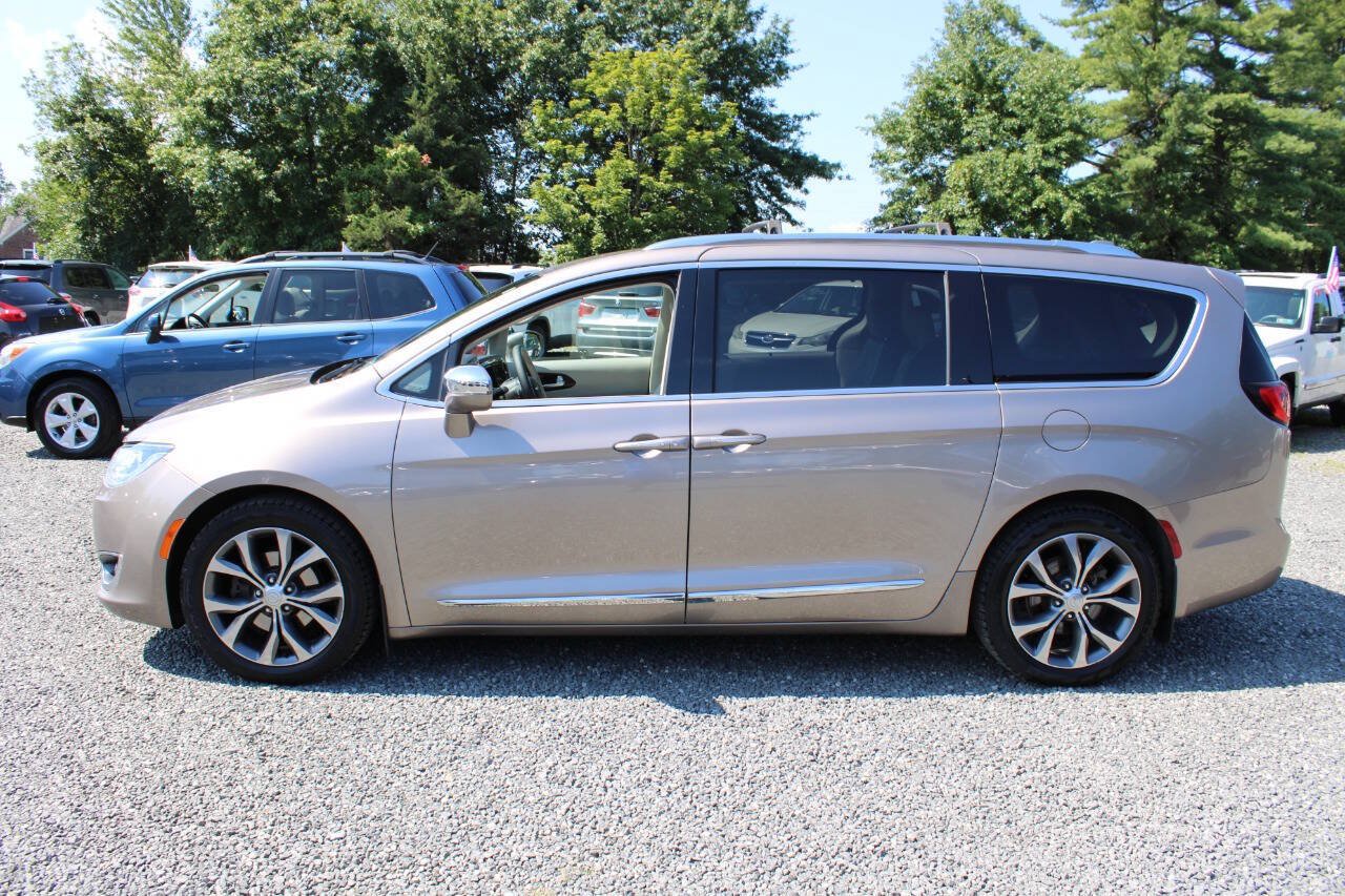 Used 2017 Chrysler Pacifica Limited FWD image 10