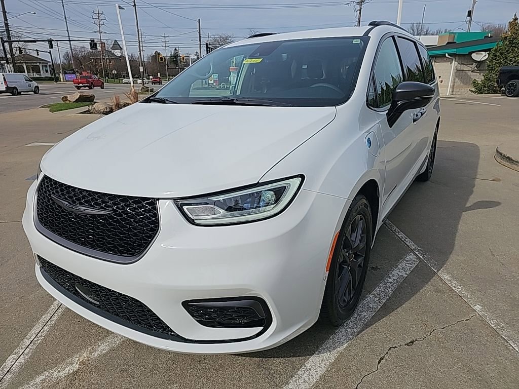 Certified 2024 Chrysler Pacifica Select w/ Uconnect Theater Family Group image 6