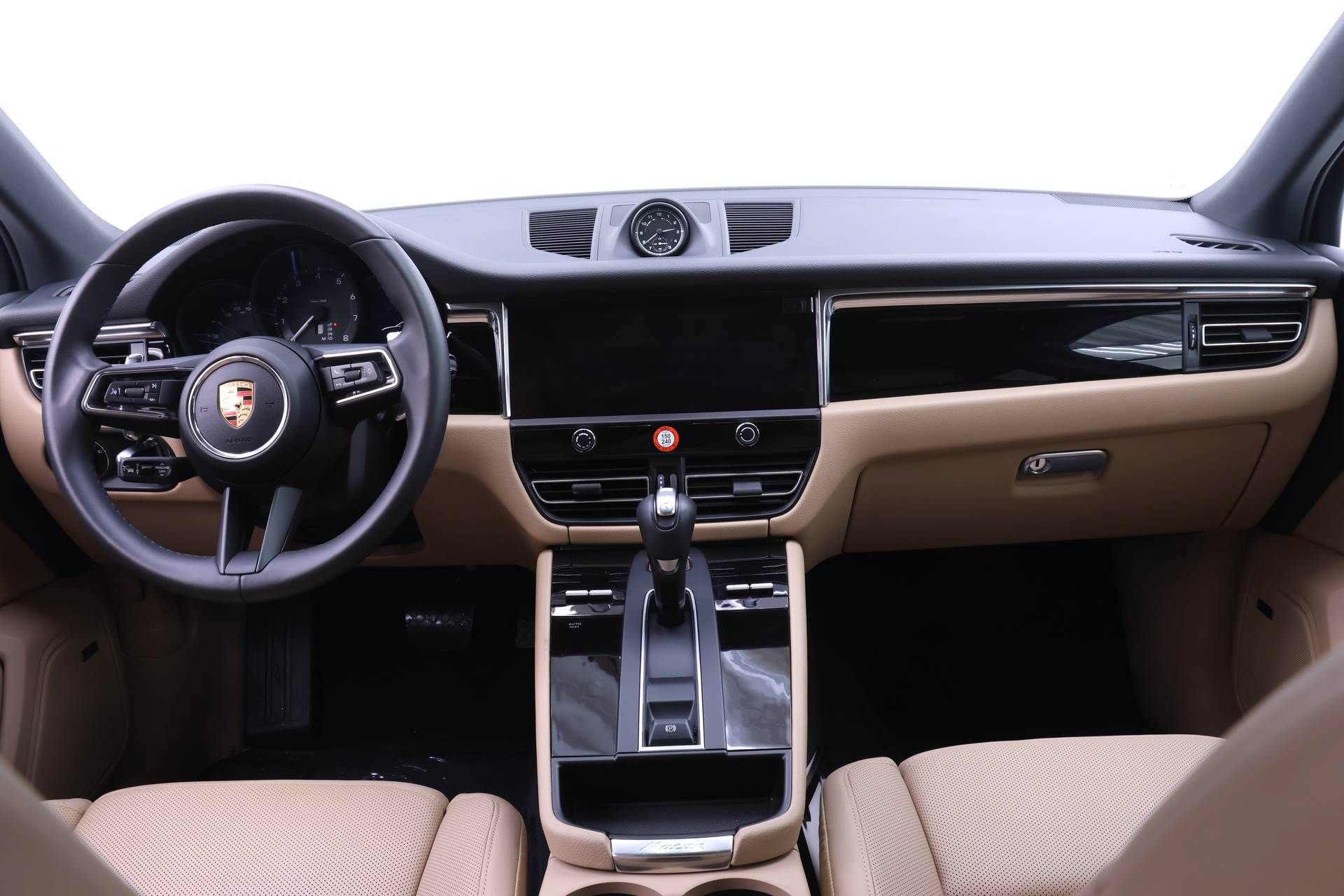 Used 2025 Porsche Macan AWD/4WD image 18