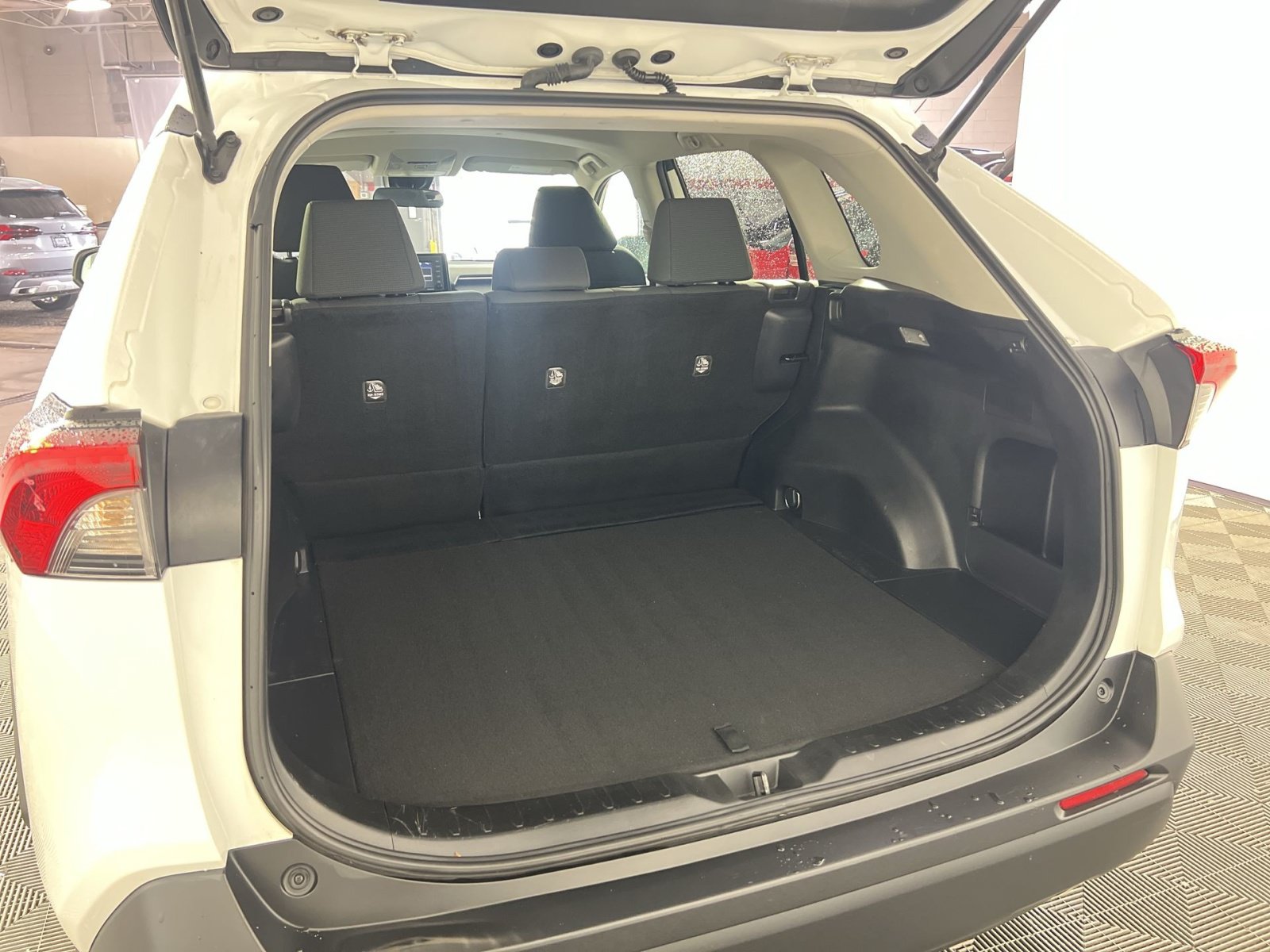 Used 2021 Toyota RAV4 LE AWD/4WD image 25