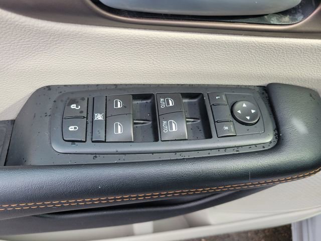 Used 2017 Chrysler Pacifica Touring image 13