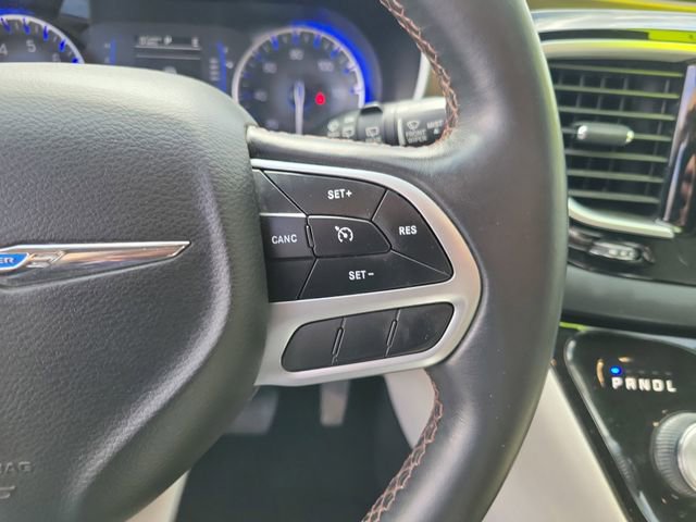 Used 2018 Chrysler Pacifica Touring-L image 16