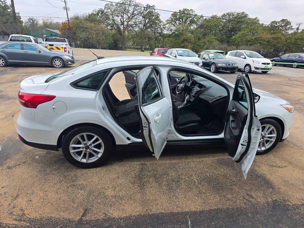 Used 2018 Ford Focus SE image 25