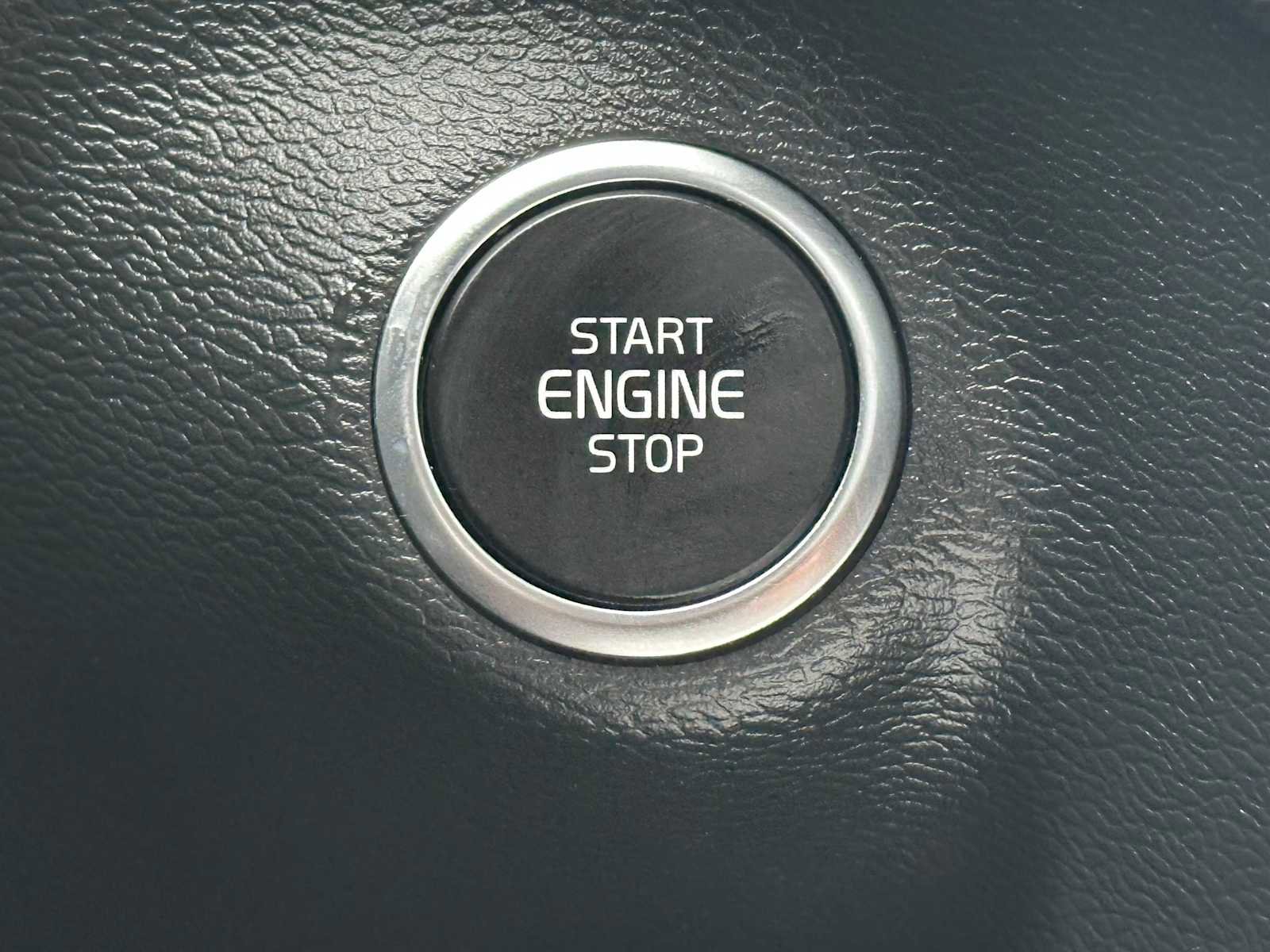 Used 2025 Volvo XC40 B5 Plus w/ Protection Package Premier image 33