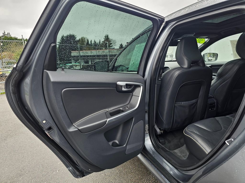 Used 2016 Volvo XC60 T6 R-Design Platinum w/ Climate Package image 15