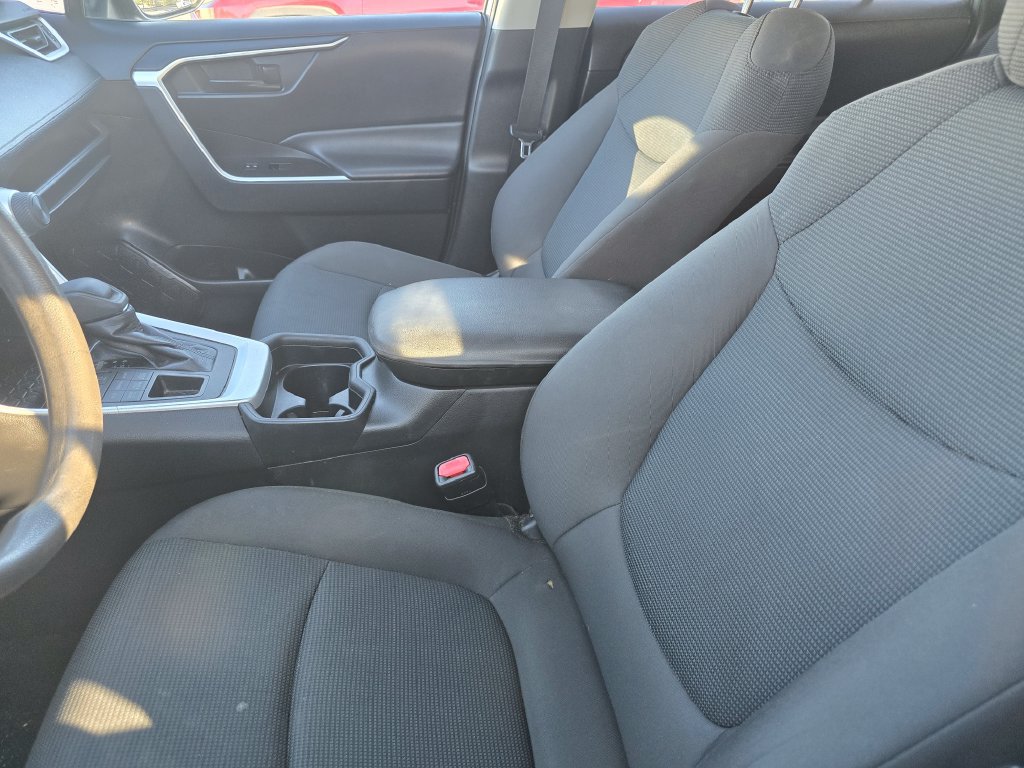 Used 2021 Toyota RAV4 LE AWD/4WD image 18