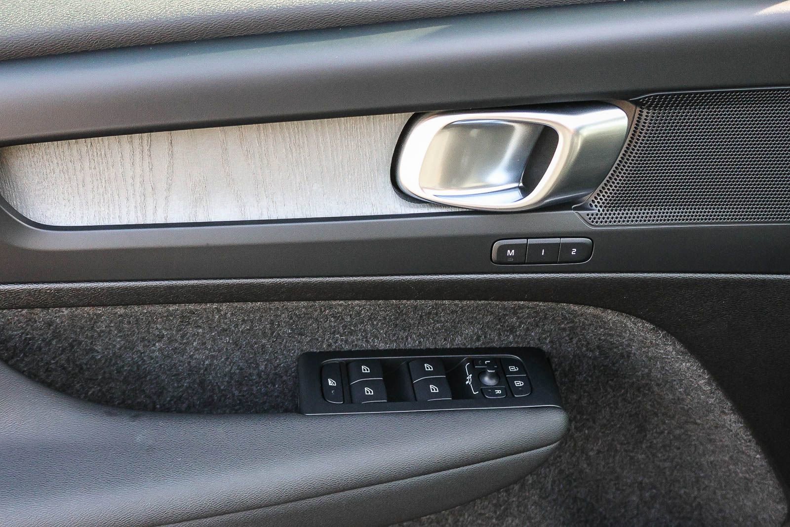 Used 2025 Volvo XC40 B5 Core image 33