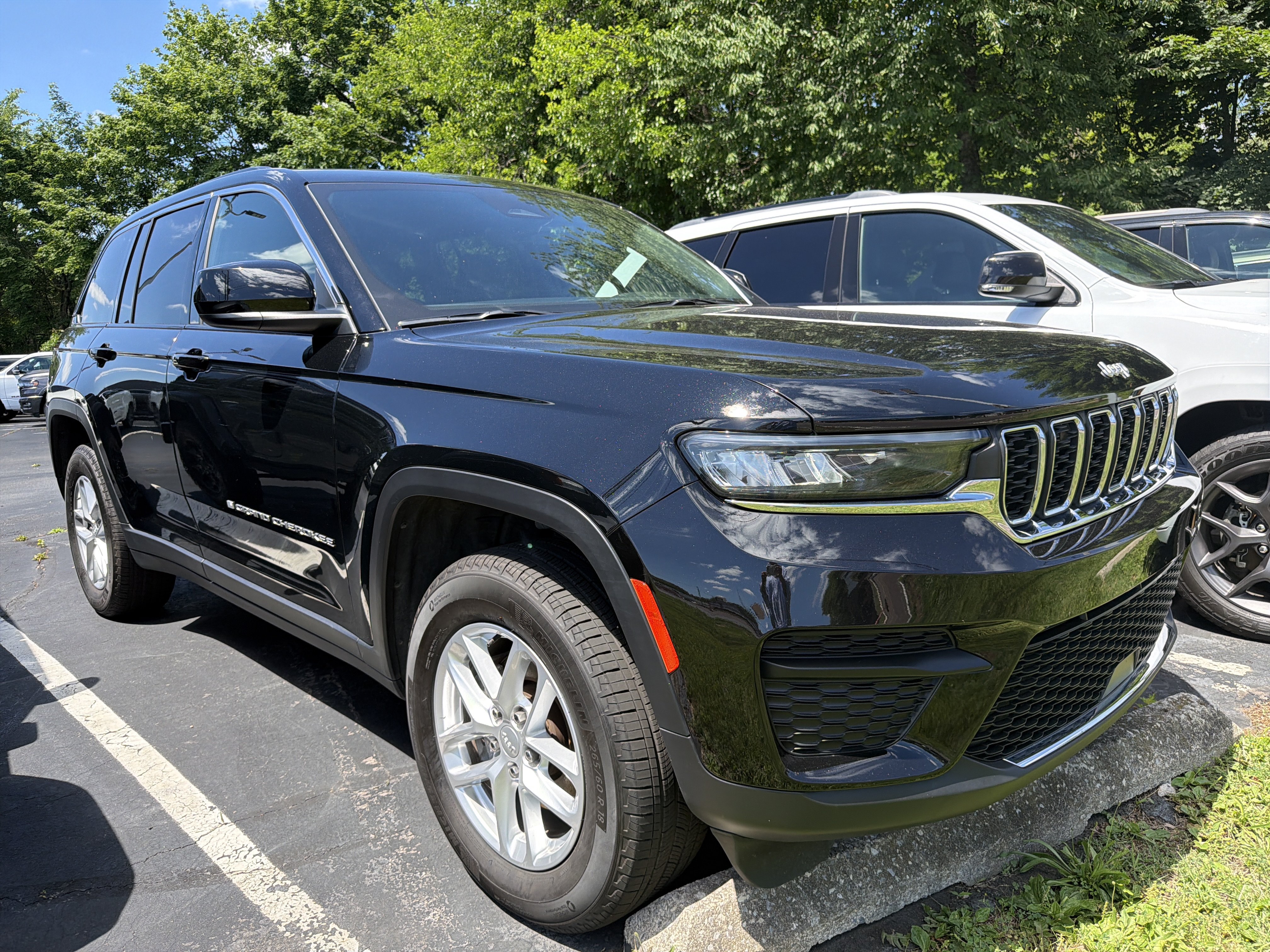 Certified 2025 Jeep Grand Cherokee Laredo X w/ Luxury Tech Group I