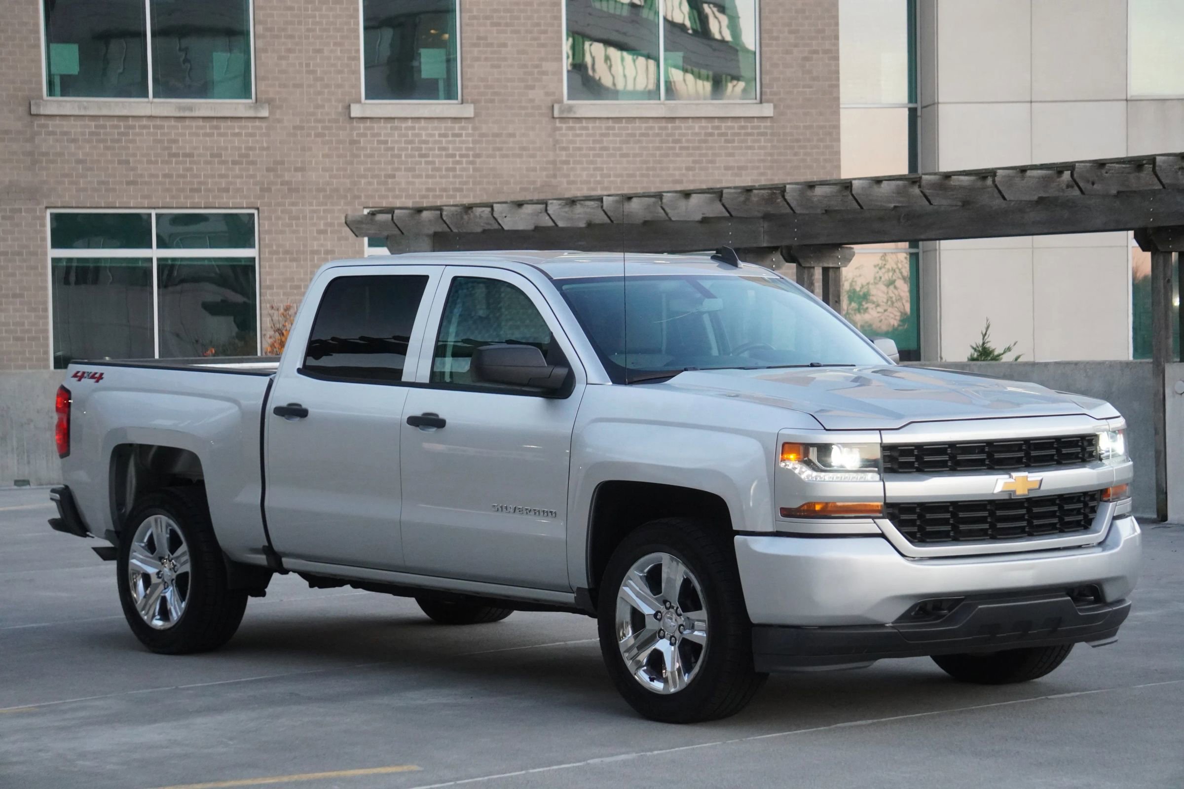 Used 2018 Chevrolet Silverado 1500 Custom w/ Custom Convenience Package AWD/4WD image 4