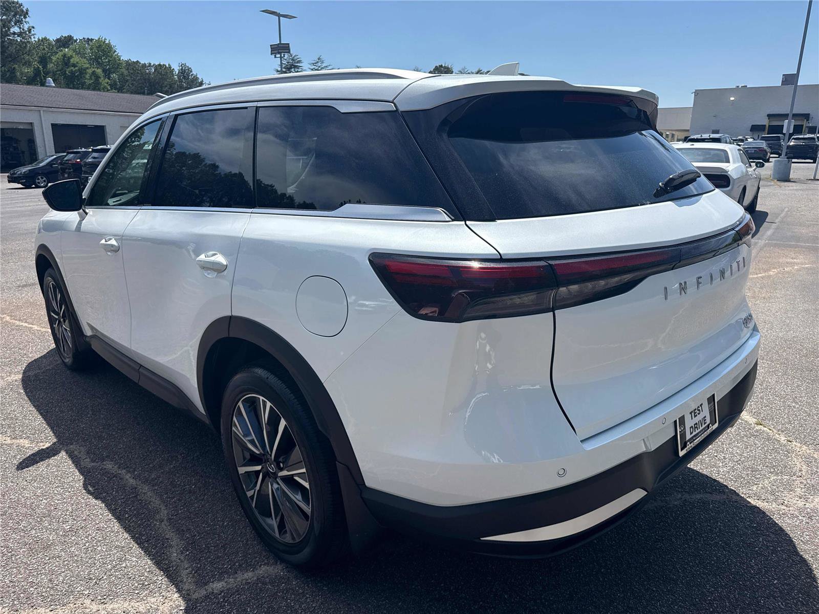 New 2027 INFINITI QX60 Luxe FWD image 8
