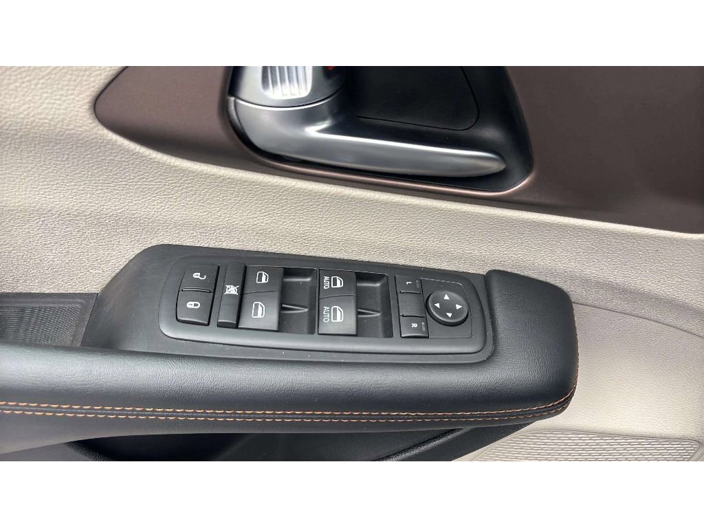 Used 2017 Chrysler Pacifica Touring-L FWD image 20