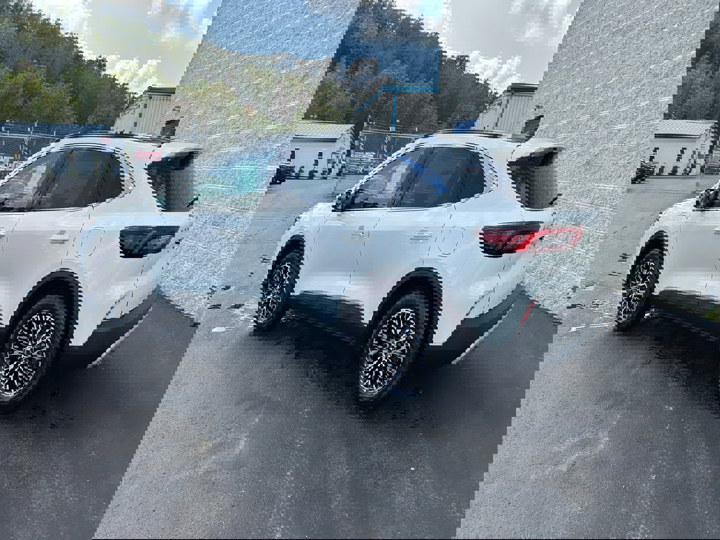 New 2025 Ford Escape SE w/ PHEV Premium Package FWD image 9