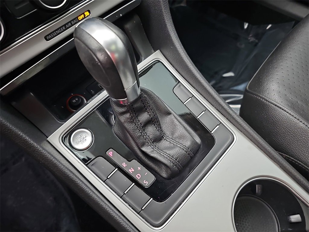 Used 2019 Volkswagen Passat 2.0T Wolfsburg w/ Wheels & Sunroof Package image 28