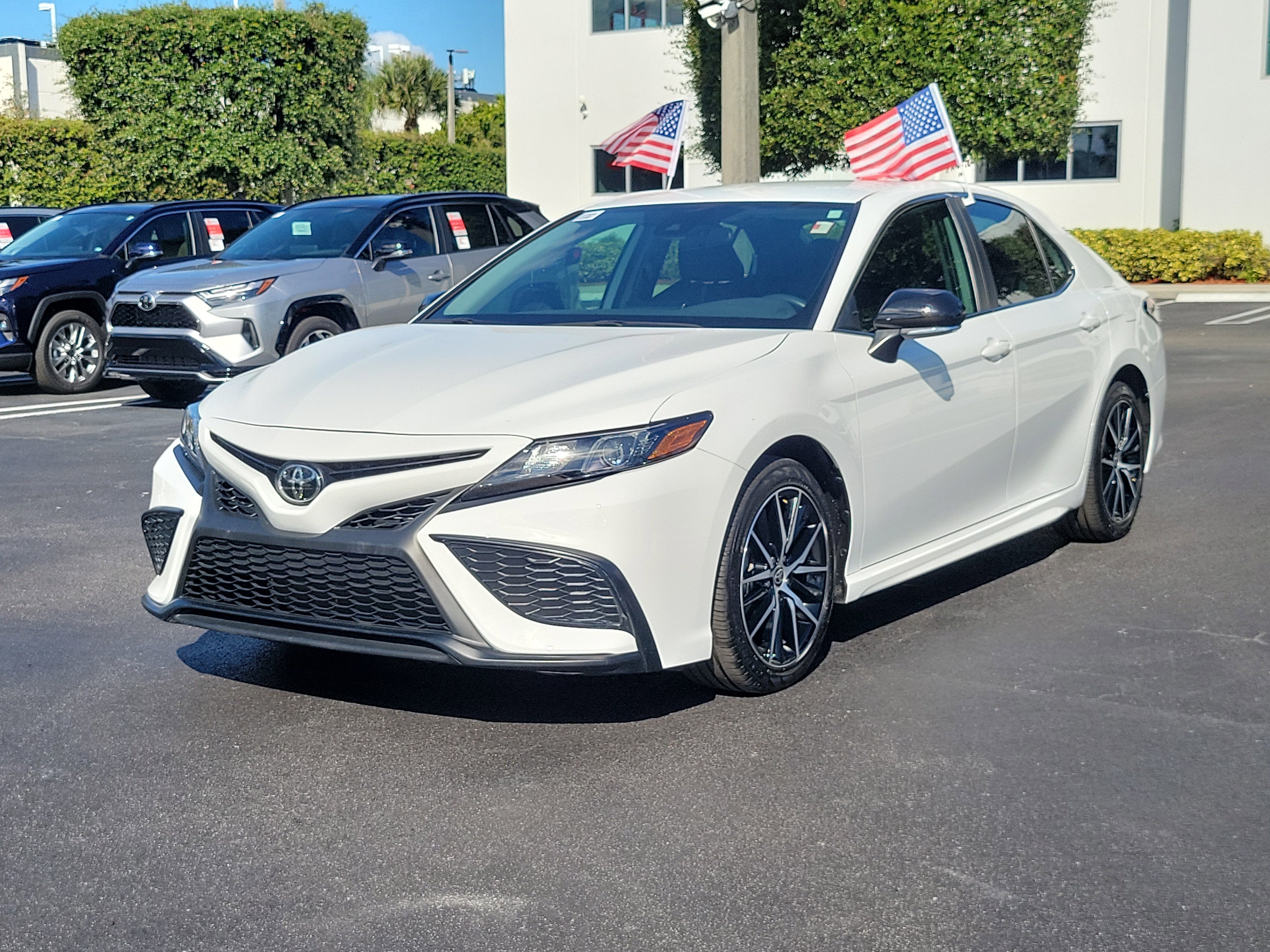 Used 2024 Toyota Camry SE image 6