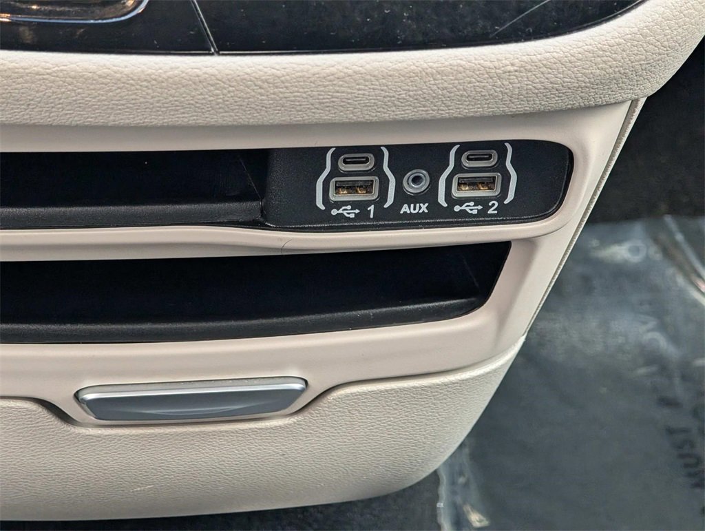 Used 2024 Chrysler Pacifica Select image 21