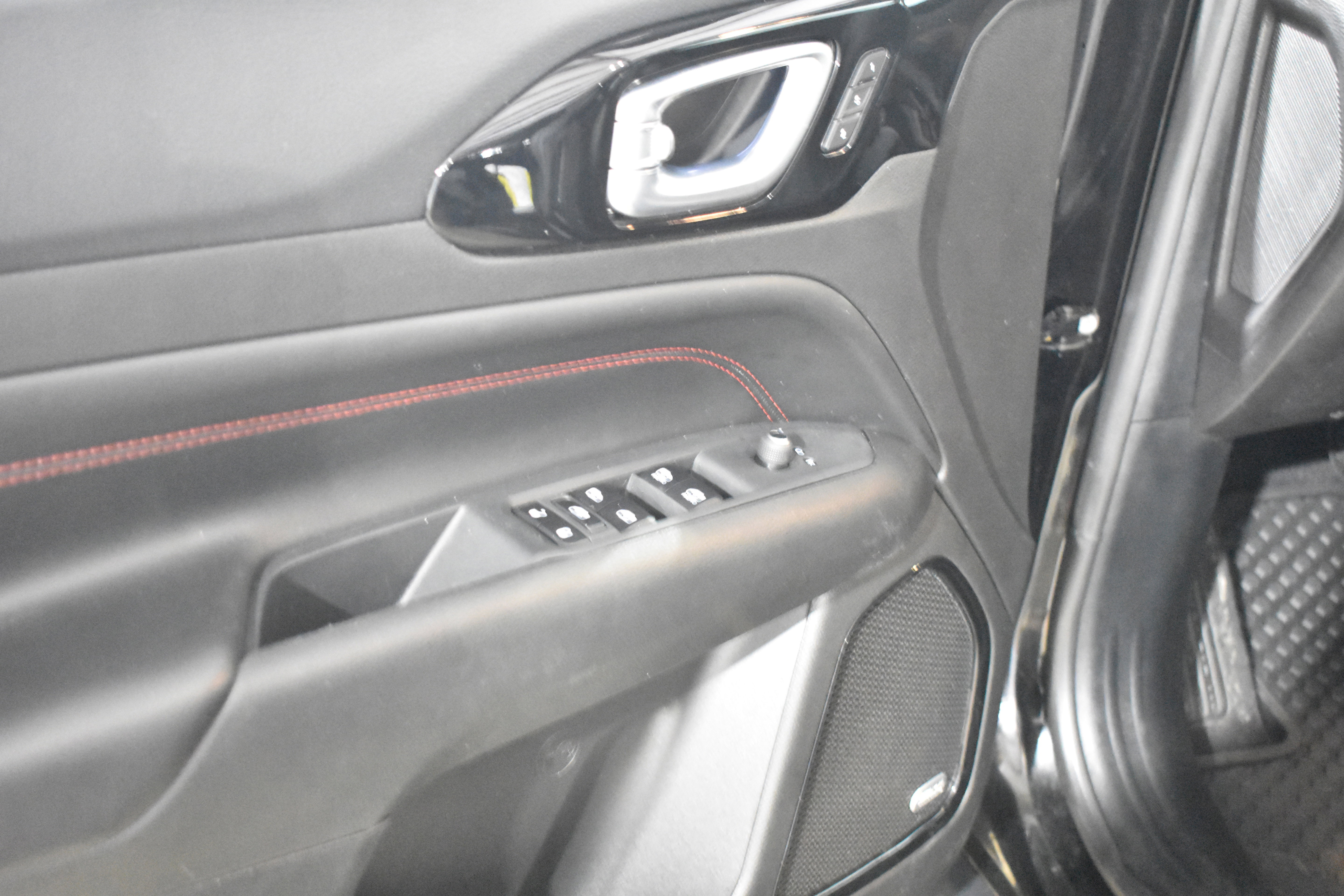 Used 2025 Jeep Compass Trailhawk w/ Trailhawk Elite Group image 25