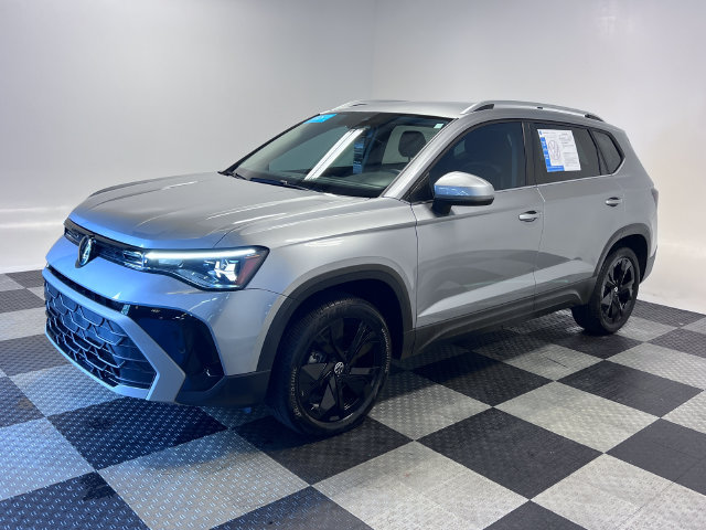 Certified 2025 Volkswagen Taos SE FWD image 3