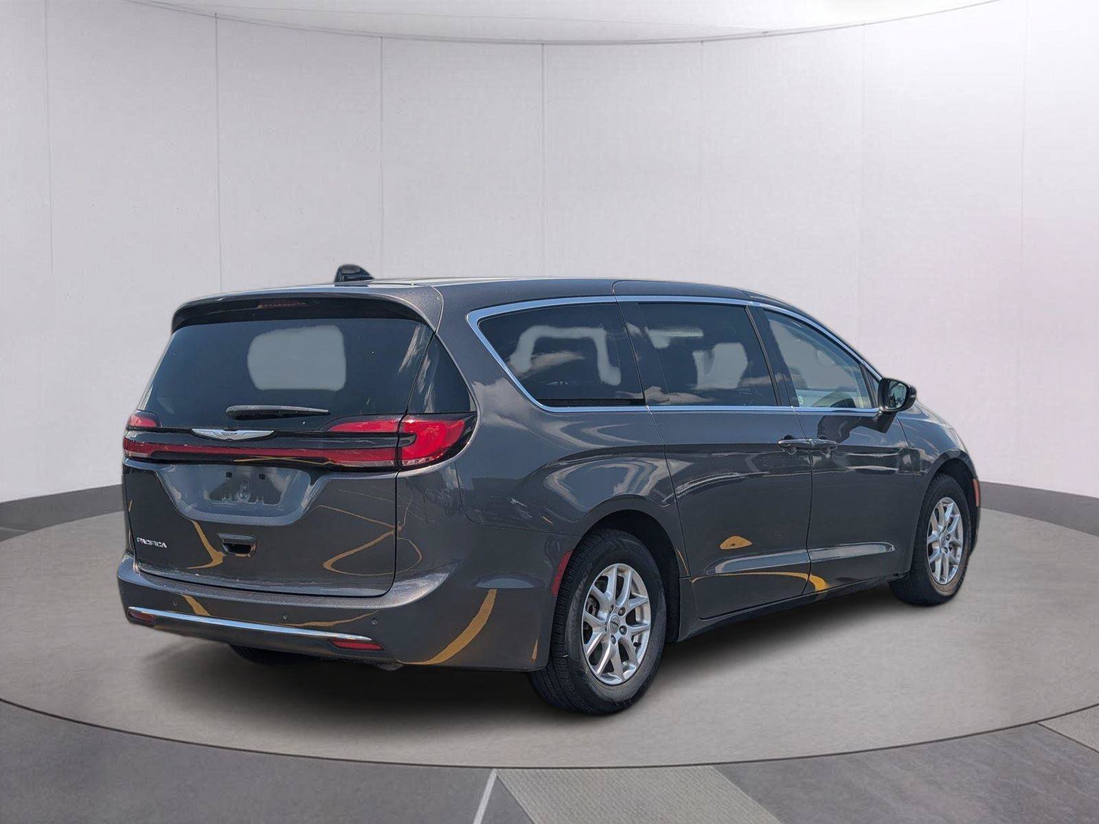 Used 2023 Chrysler Pacifica Touring-L FWD image 5
