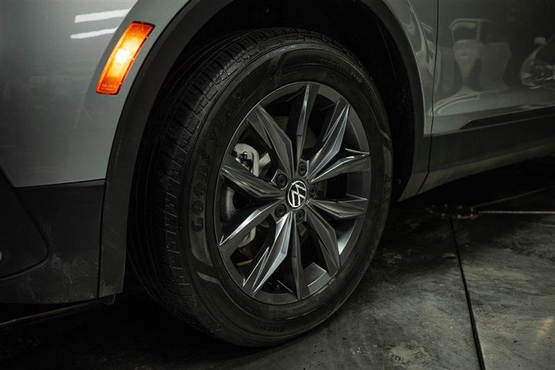Used 2024 Volkswagen Tiguan SE image 3