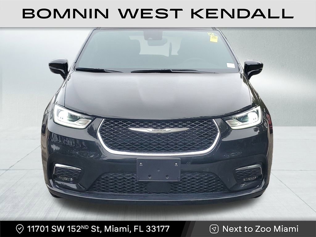 Used 2025 Chrysler Pacifica Select image 2