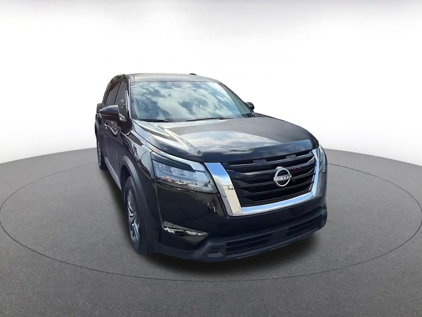 Used 2025 Nissan Pathfinder SV image 2
