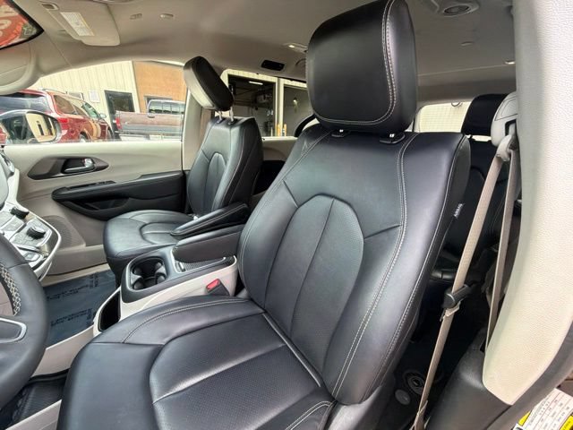 Used 2024 Chrysler Pacifica Touring-L FWD image 17