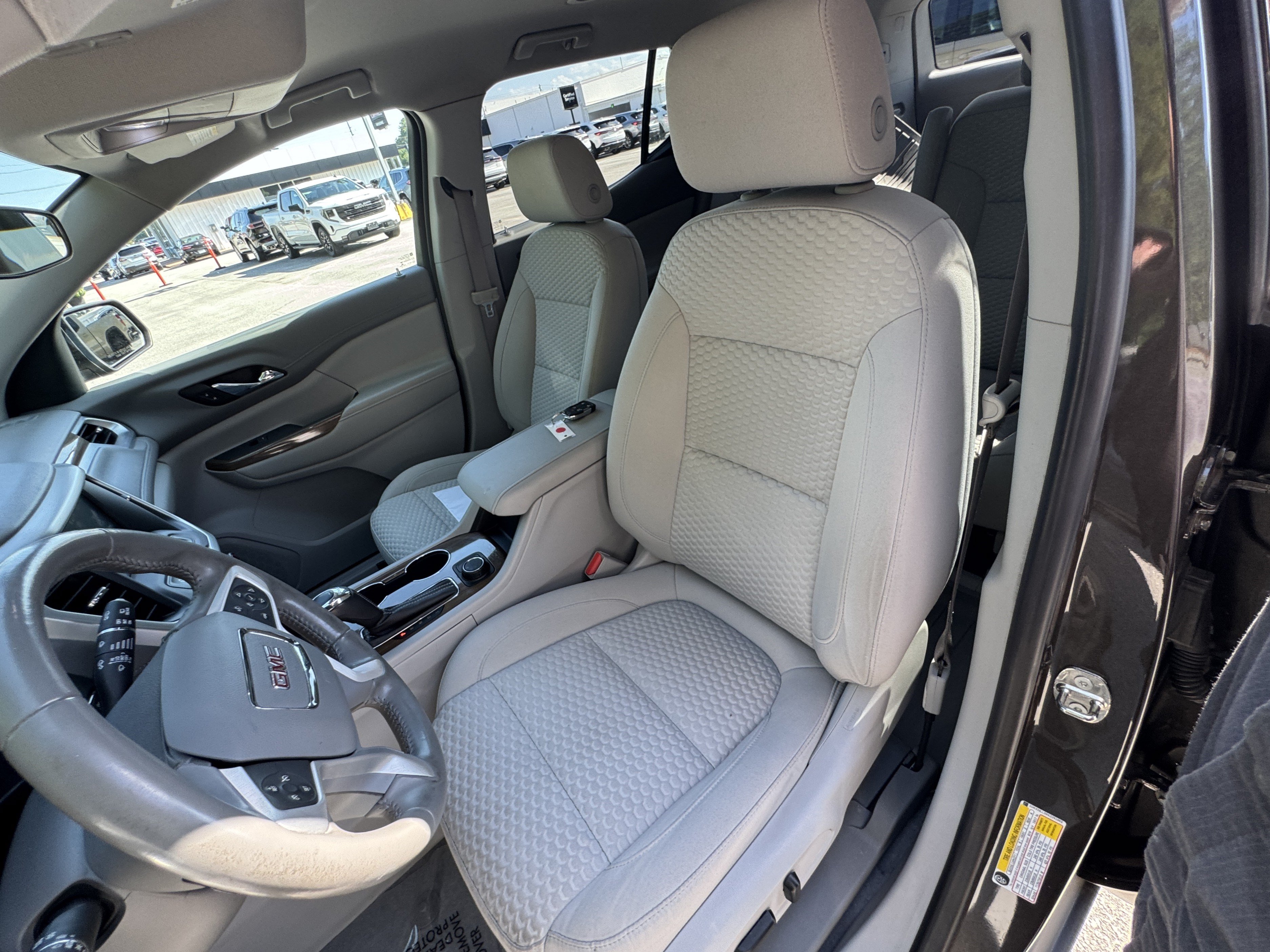 Used 2019 GMC Acadia SLE w/ LPO, Black Accent Package FWD image 17