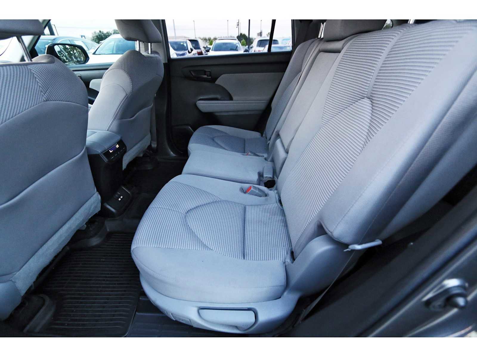 Used 2023 Toyota Highlander LE image 12