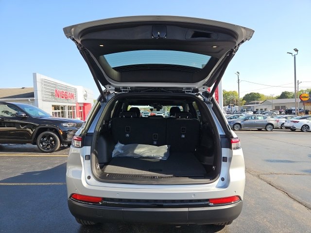 New 2025 Jeep Grand Cherokee Altitude image 10