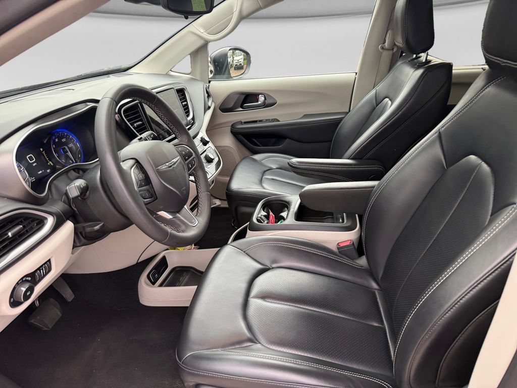 Used 2023 Chrysler Pacifica Touring-L FWD image 20