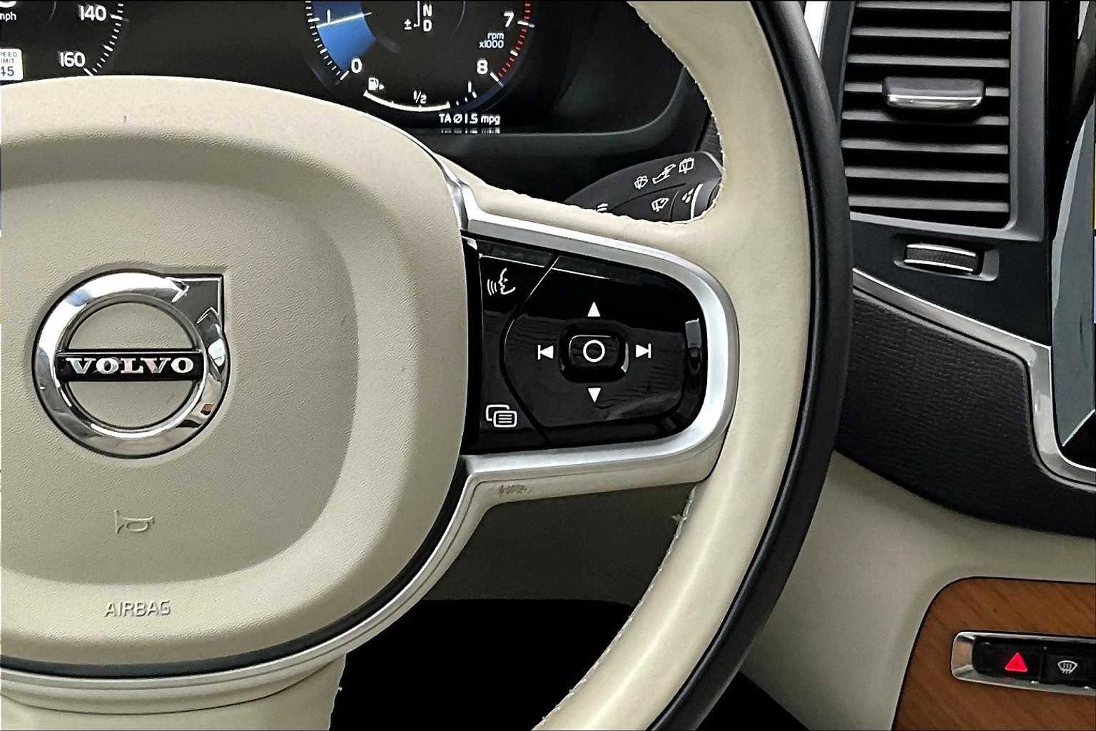 Used 2022 Volvo XC90 T6 Momentum w/ Climate Package image 26
