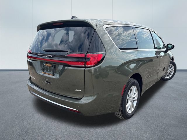 New 2027 Chrysler Pacifica Select AWD/4WD image 4