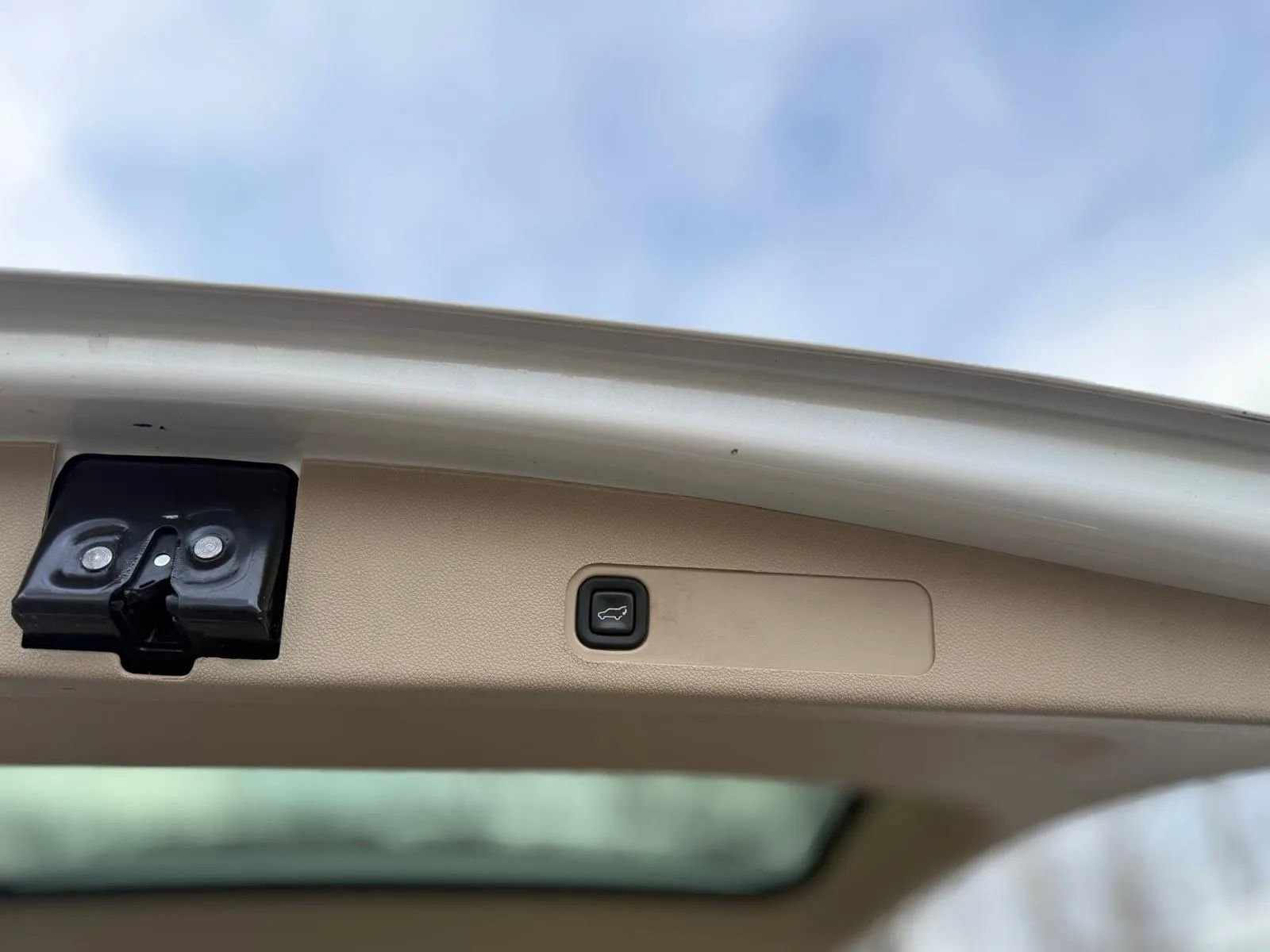 Used 2013 Cadillac Escalade Premium image 27