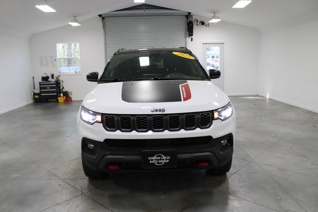 Used 2025 Jeep Compass Trailhawk image 3