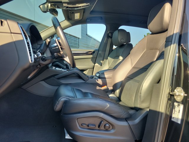 Used 2023 Porsche Cayenne AWD/4WD image 4