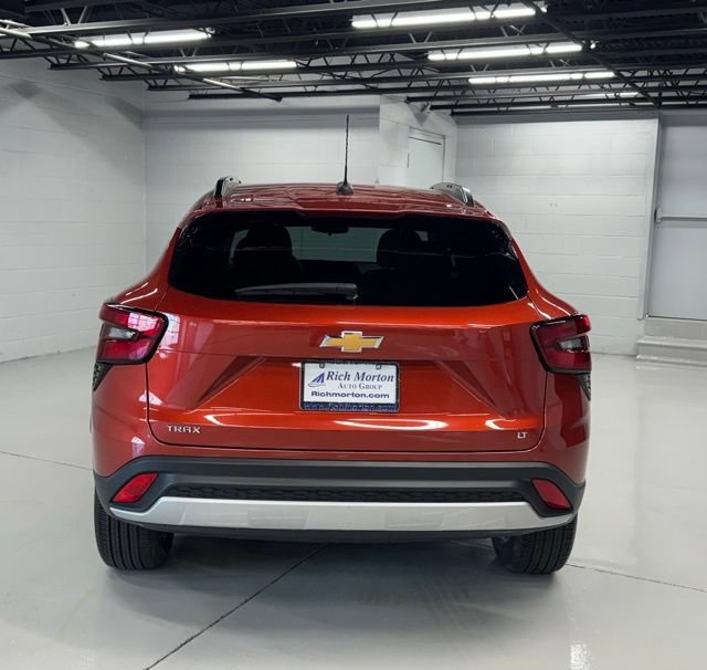 Used 2024 Chevrolet Trax LT w/ LT Convenience Package FWD image 4
